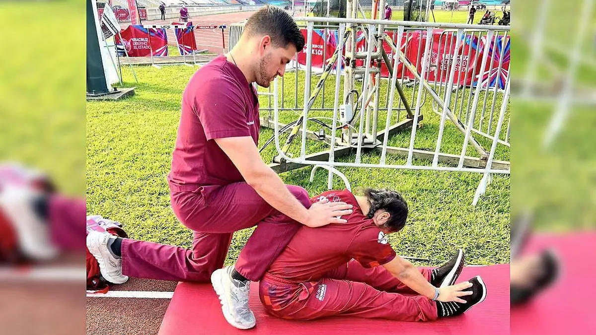 Jóvenes sanluisinos que cursan la carrera de fisioterapia asistieron al Grand Prix de ParaAtletismo Xalapa 2023 para apoyar a los atletas